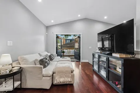 3635 North Hermitage Avenue Chicago IL 60613