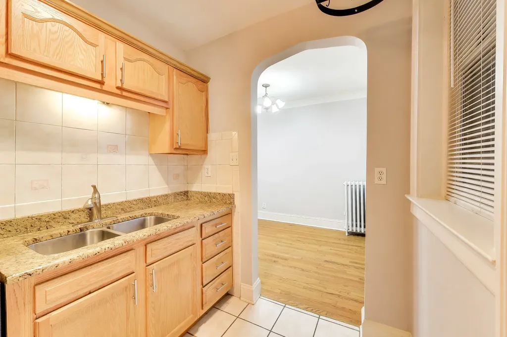 4857 West Roscoe Street Chicago IL 60641