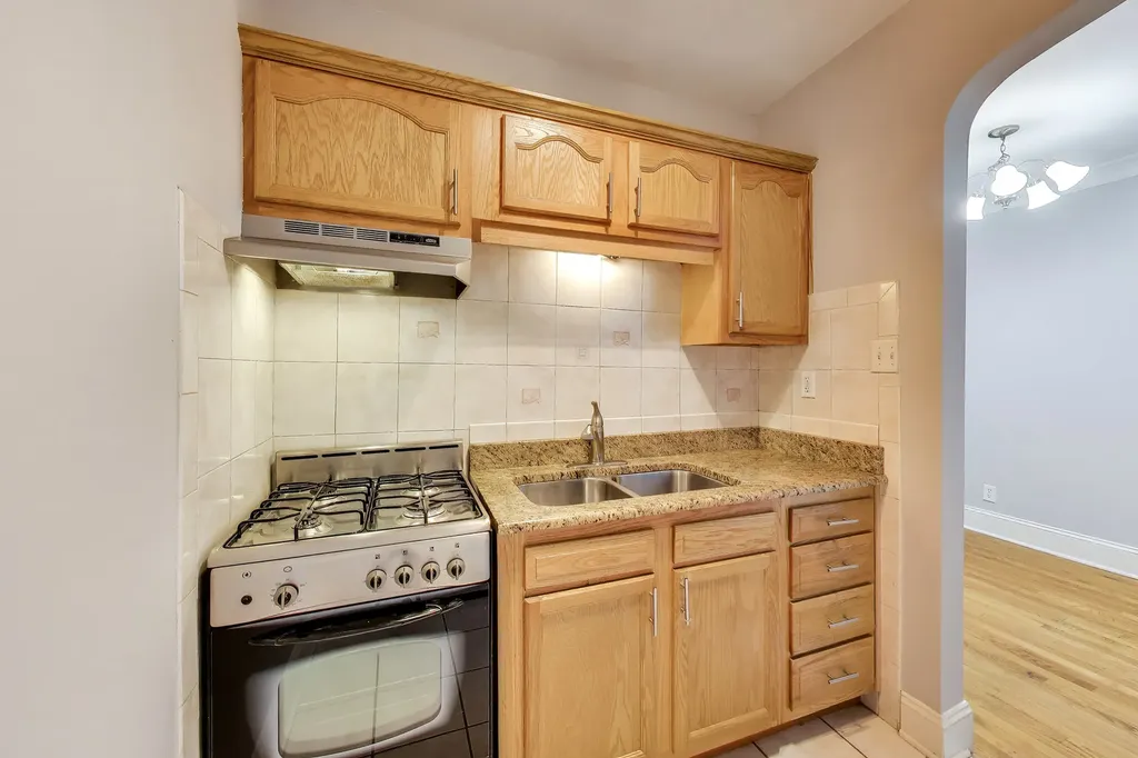 4857 West Roscoe Street Chicago IL 60641
