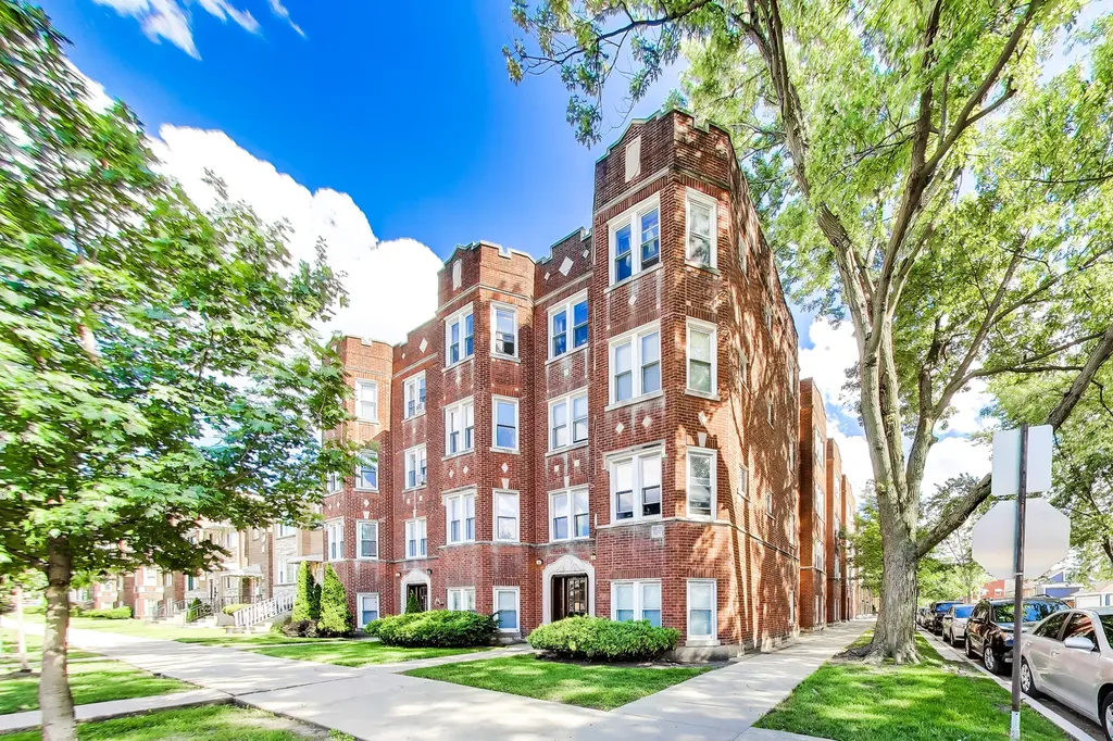 4857 West Roscoe Street Chicago IL 60641