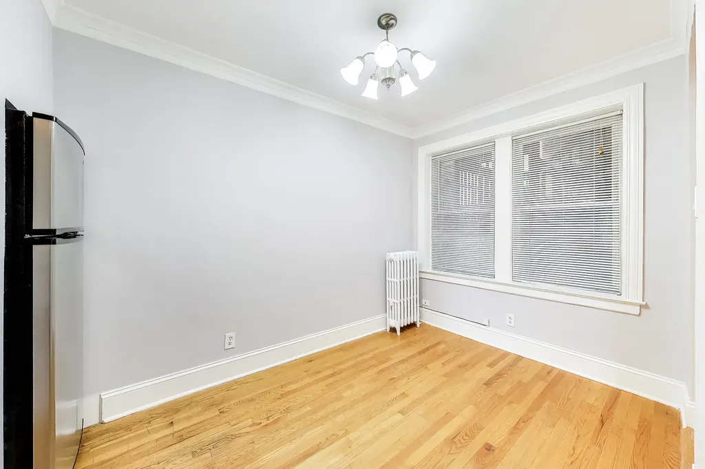 4857 West Roscoe Street Chicago IL 60641
