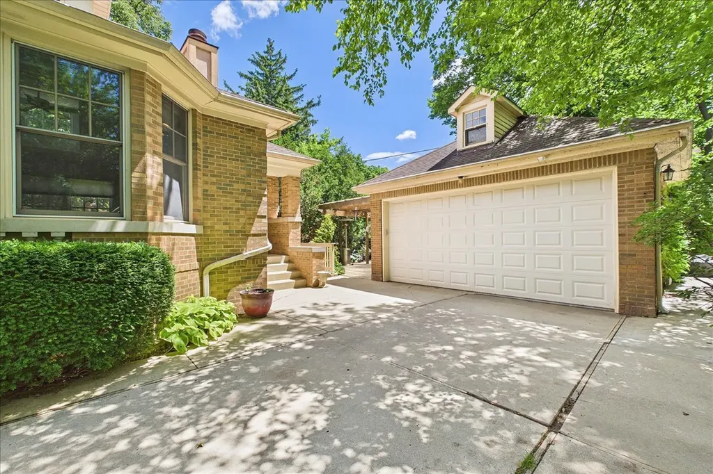 5873 North Forest Glen Avenue Chicago IL 60646