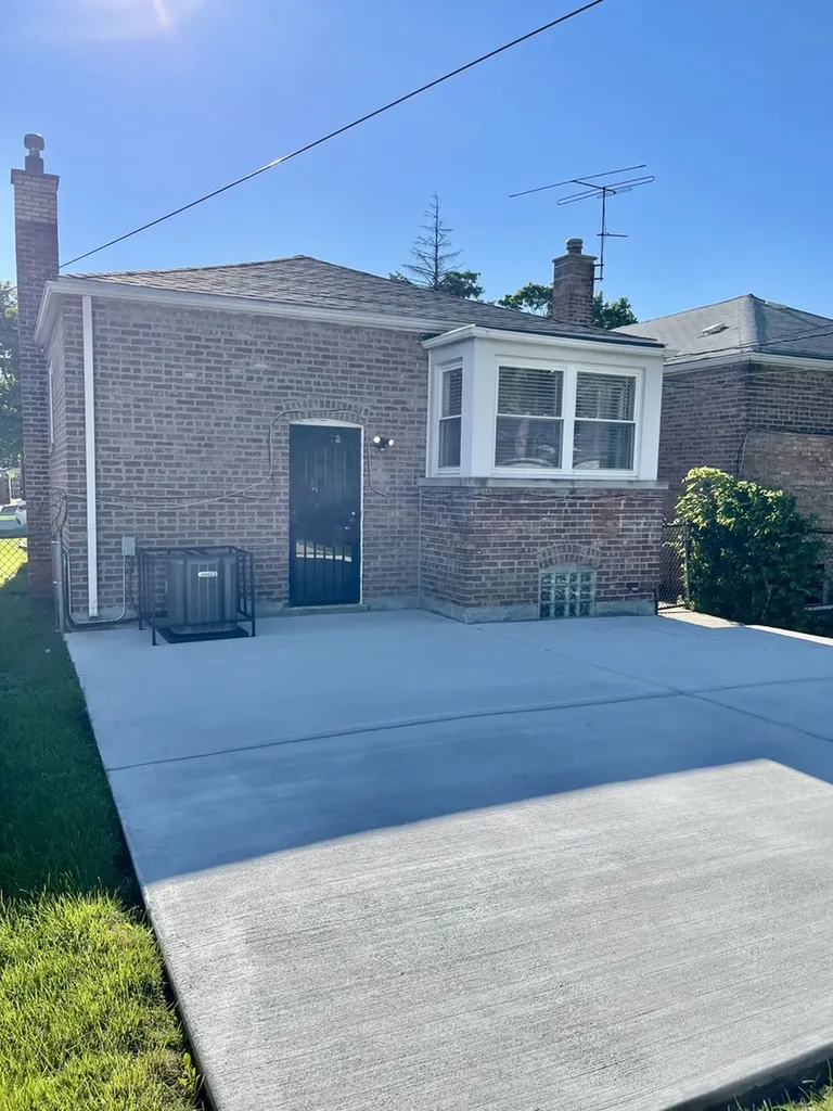 8739 South Bennett Avenue Chicago IL 60617