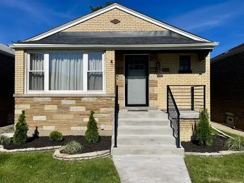 8739 South Bennett Avenue Chicago IL 60617
