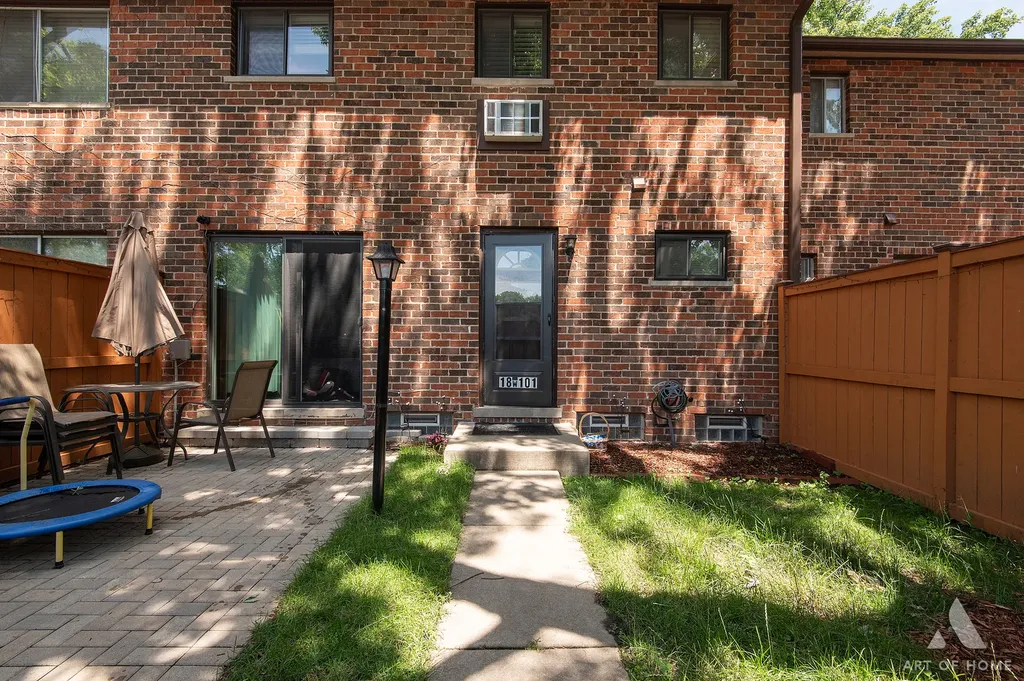 18W101 Standish Lane Villa Park IL 60181
