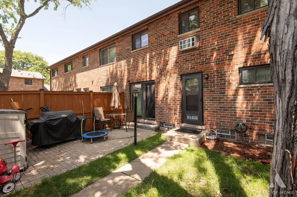 18W101 Standish Lane Villa Park IL 60181