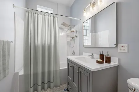 709 West Roscoe Street Chicago IL 60657