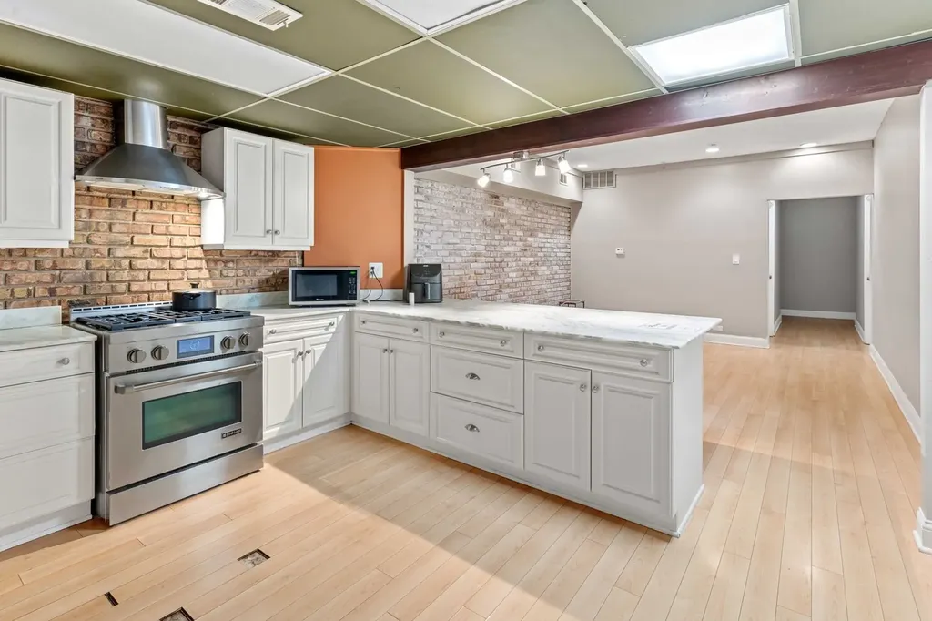 735 West 35th Street Chicago IL 60616
