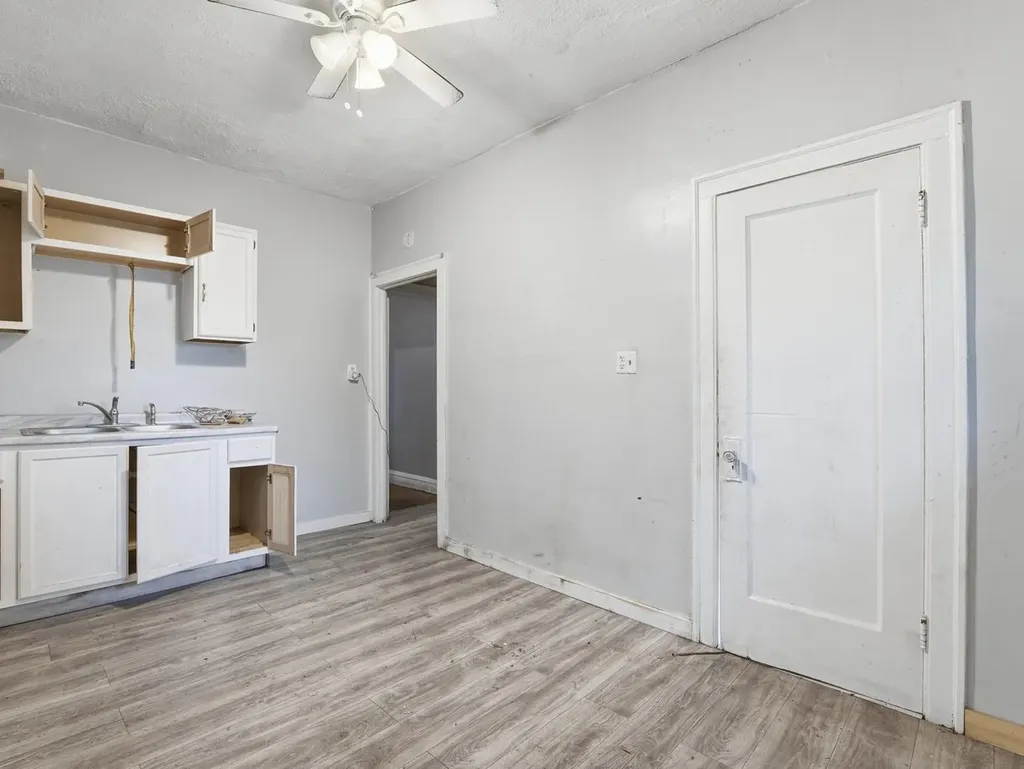7842 South Constance Avenue Chicago IL 60649