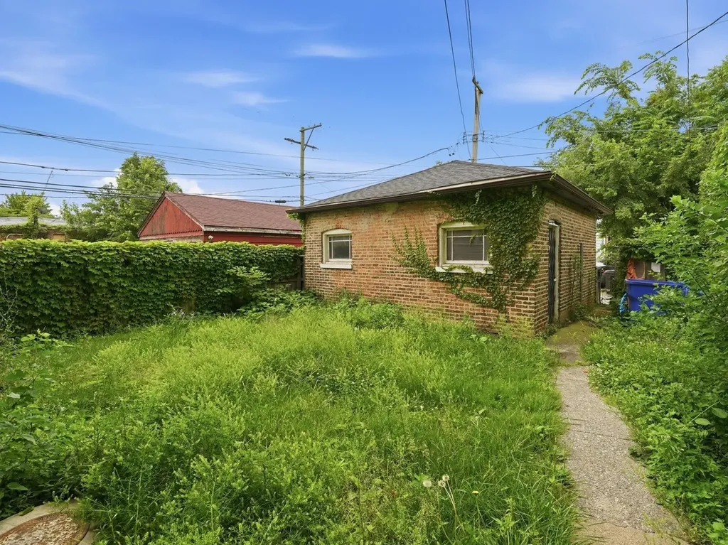7842 South Constance Avenue Chicago IL 60649