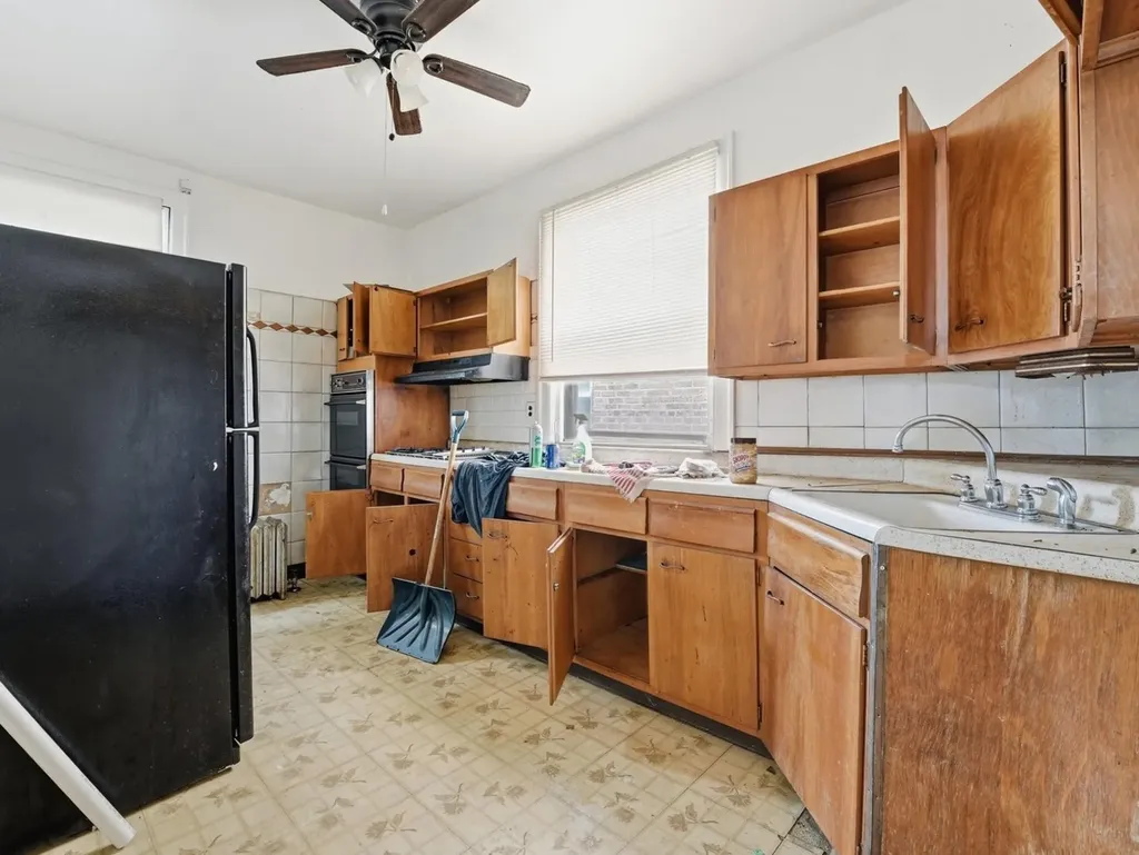 7842 South Constance Avenue Chicago IL 60649