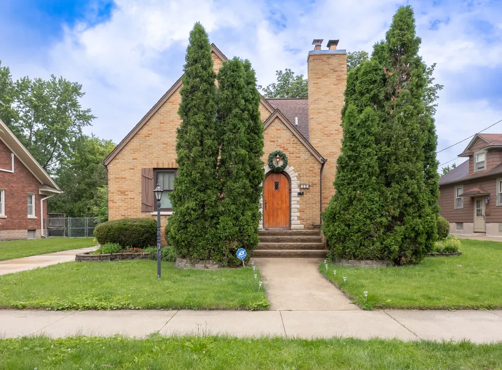 725 Augusta Avenue Elgin IL 60120