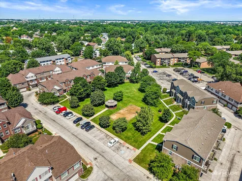 906 Neudearborn Lane Naperville IL 60563