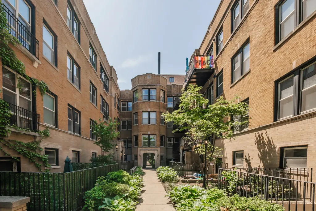 1223 West Greenleaf Avenue Chicago IL 60626