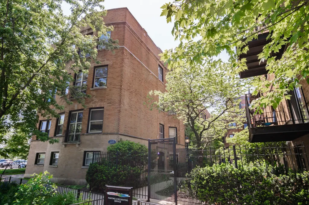 1223 West Greenleaf Avenue Chicago IL 60626
