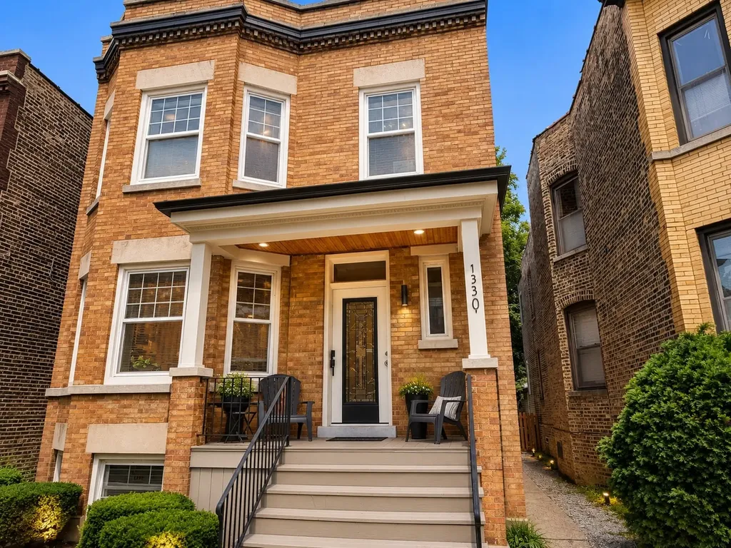 1330 West Roscoe Street Chicago IL 60657