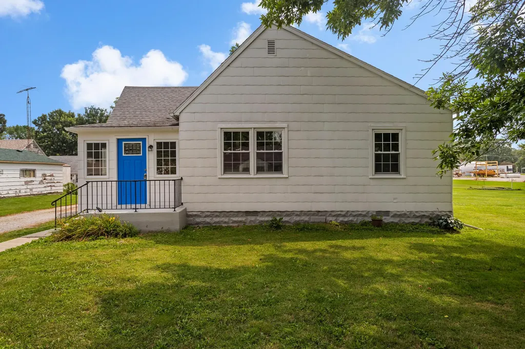 303 South Shirley Street Newman IL 61942