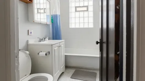 1218 West Victoria Street Chicago IL 60660