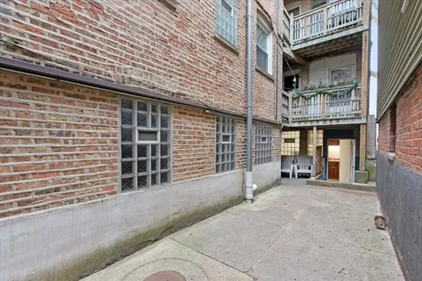 1218 West Victoria Street Chicago IL 60660
