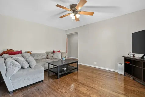 230 Fleetwood Lane Elk Grove Village IL 60007