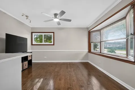 230 Fleetwood Lane Elk Grove Village IL 60007