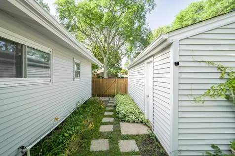 230 Fleetwood Lane Elk Grove Village IL 60007