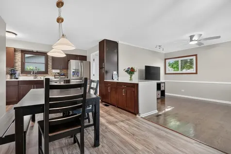 230 Fleetwood Lane Elk Grove Village IL 60007