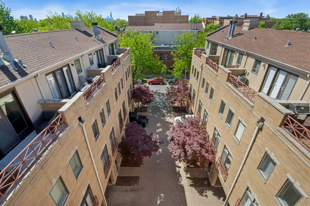 1350 West Byron Street Chicago IL 60613
