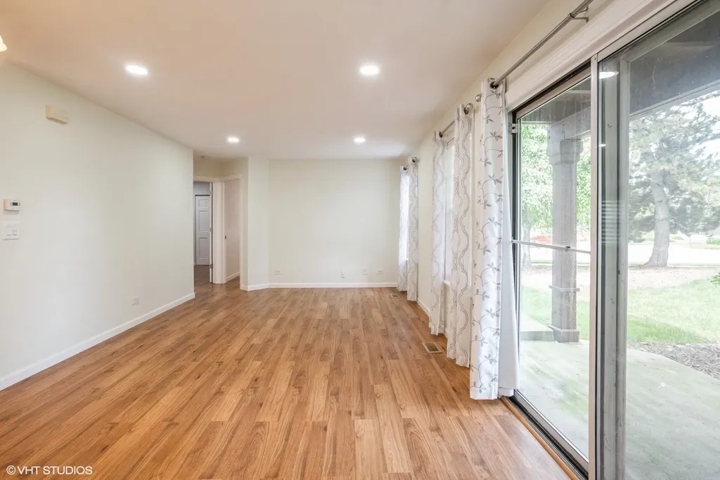1051 Rockport Drive Carol Stream IL 60188