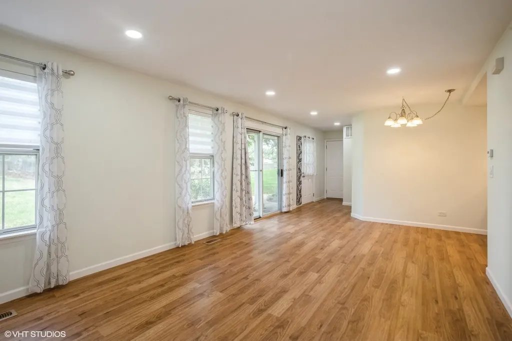 1051 Rockport Drive Carol Stream IL 60188