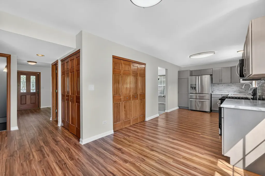 1093 Brighton Drive Carol Stream IL 60188