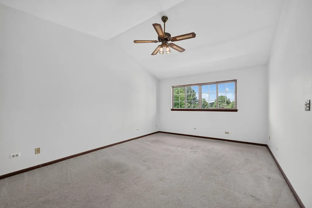 1093 Brighton Drive Carol Stream IL 60188