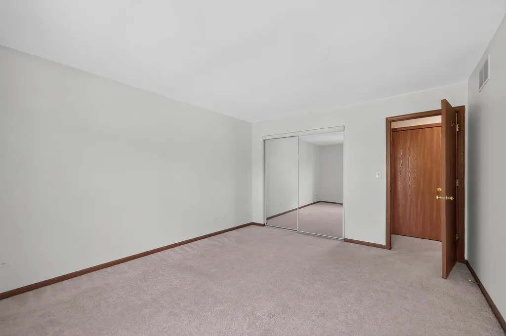 1093 Brighton Drive Carol Stream IL 60188