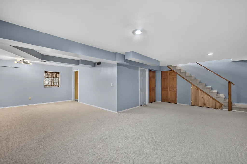 1093 Brighton Drive Carol Stream IL 60188