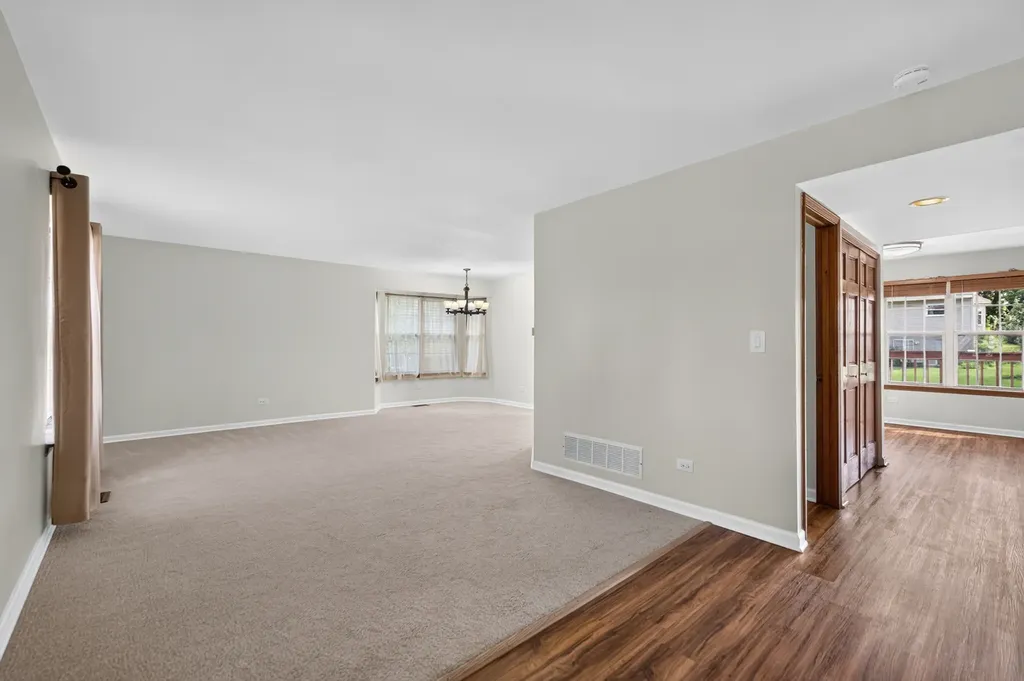 1093 Brighton Drive Carol Stream IL 60188
