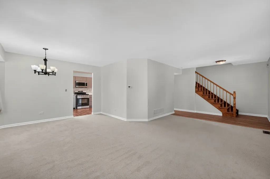 1093 Brighton Drive Carol Stream IL 60188