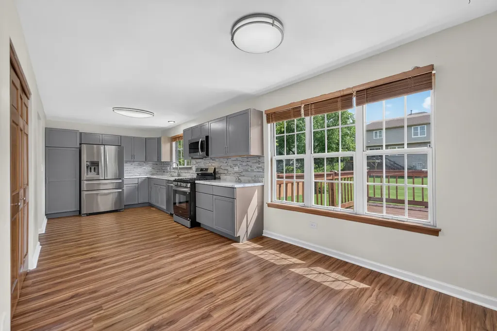 1093 Brighton Drive Carol Stream IL 60188