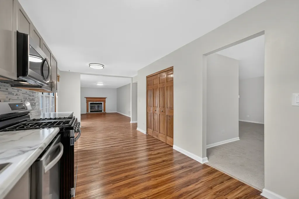 1093 Brighton Drive Carol Stream IL 60188