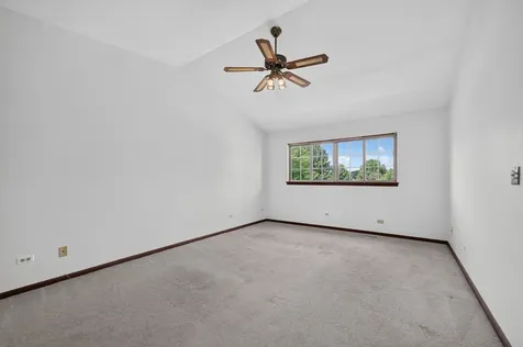 1093 Brighton Drive Carol Stream IL 60188