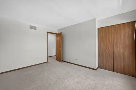 1093 Brighton Drive Carol Stream IL 60188