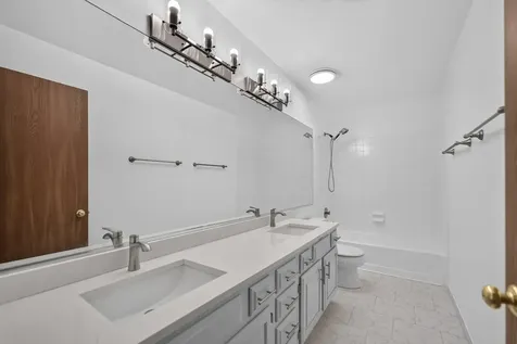 1093 Brighton Drive Carol Stream IL 60188