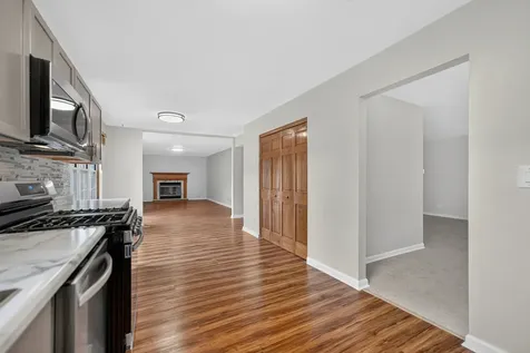 1093 Brighton Drive Carol Stream IL 60188