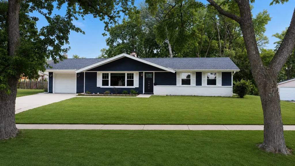1927 Warwick Lane Schaumburg IL 60193