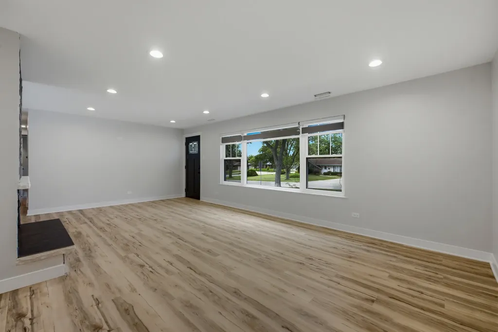 1927 Warwick Lane Schaumburg IL 60193