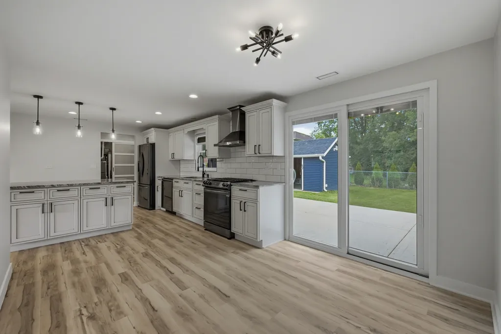 1927 Warwick Lane Schaumburg IL 60193
