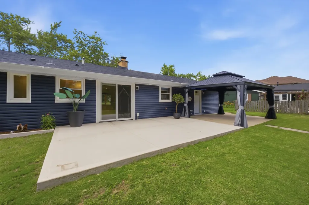 1927 Warwick Lane Schaumburg IL 60193