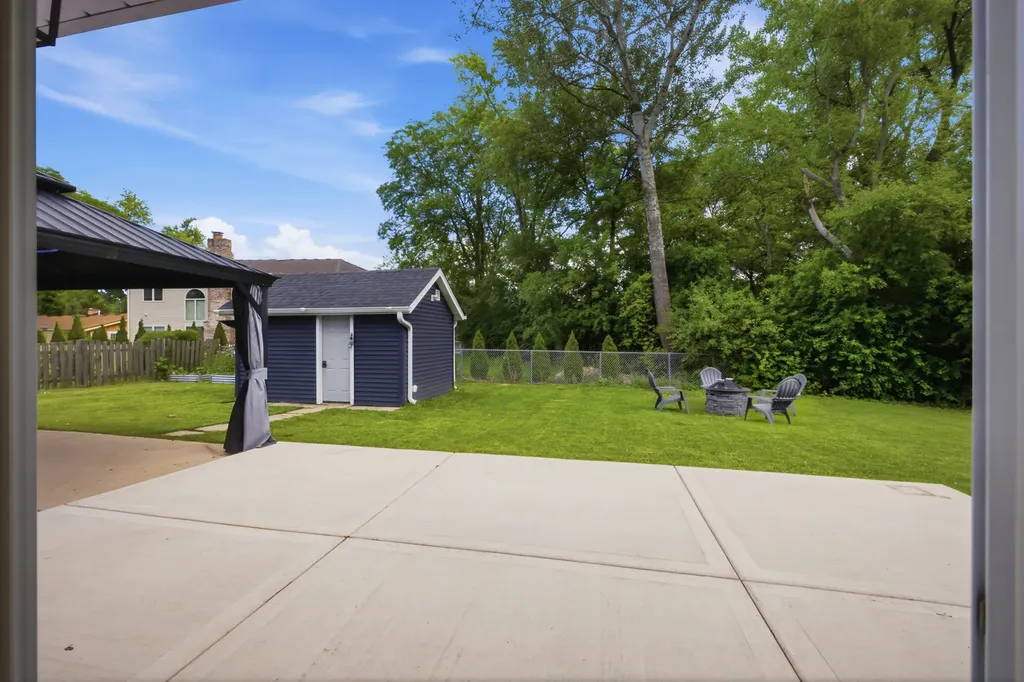 1927 Warwick Lane Schaumburg IL 60193