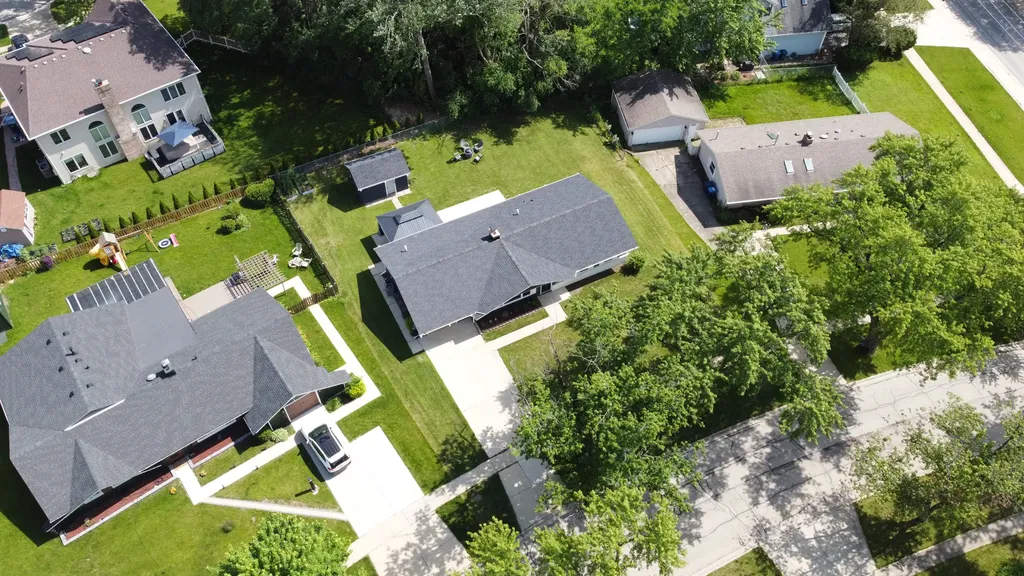 1927 Warwick Lane Schaumburg IL 60193