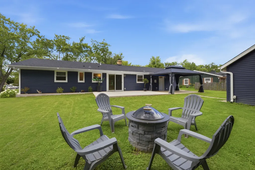 1927 Warwick Lane Schaumburg IL 60193
