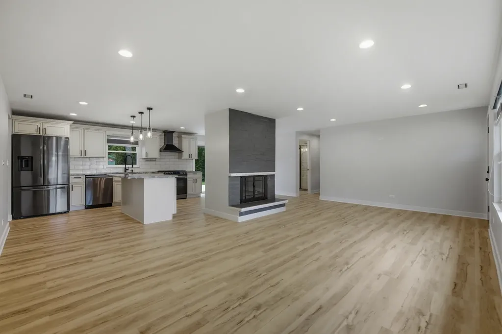 1927 Warwick Lane Schaumburg IL 60193